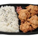 セブンイレブンのやみつきにんにく醤油唐揚げ弁当を比較する。税込価格：700円、カロリー：683kcal、1円あたりカロリー：0.98kcal/円、たんぱく質：32.9g、1円あたりたんぱく質：0.05g/円、脂質：22.3g、炭水化物：90.2g、糖質：85.1g、食物繊維：5.1g、食塩相当量：3.1g。にんにくの風味が効いた唐揚げ弁当です。アレルギー：卵、乳、小麦。
