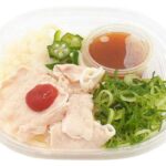 セブンイレブンの紀州南高梅タレの豚しゃぶうどんを比較する。税込価格：540円、カロリー：547kcal、1円あたりカロリー：1.01kcal/円、たんぱく質：20g、1円あたりたんぱく質：0.04g/円、脂質：15.6g、炭水化物：83g、糖質：80.1g、食物繊維：2.9g、食塩相当量：7.3g。しっとりとした豚しゃぶに、紀州南高梅を使った梅タレを合わせたぶっかけうどんです。梅タレと相性の良い青ネギ，大根おろし，オクラを盛り付けました。アレルギー：卵、乳、小麦。