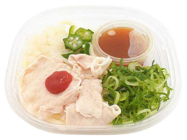 セブンイレブンの紀州南高梅タレの豚しゃぶうどんを比較する。税込価格：540円、カロリー：547kcal、1円あたりカロリー：1.01kcal/円、たんぱく質：20g、1円あたりたんぱく質：0.04g/円、脂質：15.6g、炭水化物：83g、糖質：80.1g、食物繊維：2.9g、食塩相当量：7.3g。しっとりとした豚しゃぶに、紀州南高梅を使った梅タレを合わせたぶっかけうどんです。梅タレと相性の良い青ネギ，大根おろし，オクラを盛り付けました。アレルギー：卵、乳、小麦。