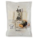 セブンイレブンの７プレミアム 切り餅 ４００ｇ。税込価格：570円、カロリー：227kcal、たんぱく質：4.3g、脂質：0.5g、炭水化物：51.3g、食塩相当量：0g。新潟県産水稲もち米「わたぼうし」を100％使用した切り餅です。伸びコシが良く、舌触りがなめらかな餅です。アレルギー：なし。