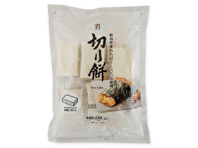セブンイレブンの７プレミアム 切り餅 ４００ｇ。税込価格：570円、カロリー：227kcal、たんぱく質：4.3g、脂質：0.5g、炭水化物：51.3g、食塩相当量：0g。新潟県産水稲もち米「わたぼうし」を100％使用した切り餅です。伸びコシが良く、舌触りがなめらかな餅です。アレルギー：なし。