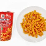 ７Ｐ カリカリコーン チリサルサ セブンイレブン コーンをまるごとすりつぶした生地をツイスト状にしたコーンスナック。チリペッパーがきいた、トマトの酸味と肉の旨みが特長のチリサルサ味。
