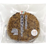 セブンイレブンの香ばしさ広がる 醤油焼おにぎりを比較する。税込価格：200円、カロリー：242kcal、1円あたりカロリー：1.21kcal/円、たんぱく質：4.6g、1円あたりたんぱく質：0.02g/円、脂質：1.1g、炭水化物：54.4g、糖質：52.5g、食物繊維：1.9g、食塩相当量：1.5g。醤油を塗ったおにぎりを両面焼きにすることで、より最後まで醤油の香ばしさを感じられるように仕立てた焼おにぎりです。アレルギー：小麦。