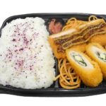 セブンイレブンの２種盛りチーズチキンカツ弁当を比較する。税込価格：713円、カロリー：756kcal、1円あたりカロリー：1.06kcal/円、たんぱく質：24.7g、1円あたりたんぱく質：0.03g/円、脂質：24.7g、炭水化物：109.8g、糖質：107.5g、食物繊維：2.3g、食塩相当量：3.2g。アクセントにあらびきマスタードをかけたささみチーズカツと、大葉を巻いたチーズチキンカツの2種類の味わいを楽しめるボリュームのあるお弁当です。アレルギー：卵、乳、小麦。