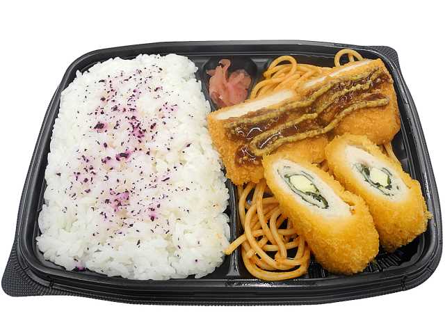 セブンイレブンの２種盛りチーズチキンカツ弁当を比較する。税込価格：713円、カロリー：756kcal、1円あたりカロリー：1.06kcal/円、たんぱく質：24.7g、1円あたりたんぱく質：0.03g/円、脂質：24.7g、炭水化物：109.8g、糖質：107.5g、食物繊維：2.3g、食塩相当量：3.2g。アクセントにあらびきマスタードをかけたささみチーズカツと、大葉を巻いたチーズチキンカツの2種類の味わいを楽しめるボリュームのあるお弁当です。アレルギー：卵、乳、小麦。
