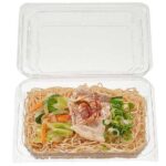 セブンイレブンの豚肉と野菜のピリ辛焼きビーフンを比較する。税込価格：400円、カロリー：445kcal、1円あたりカロリー：1.11kcal/円、たんぱく質：9.9g、1円あたりたんぱく質：0.02g/円、脂質：14.8g、炭水化物：70g、糖質：66.1g、食物繊維：3.9g、食塩相当量：4.4g。豚バラ肉に野菜炒めとねぎを盛り付け、醤油ベースに芝麻醤や練りごまを合わせて唐辛子の辛味を効かせた焼きビーフンです。アレルギー：小麦。