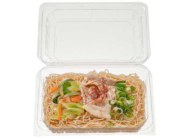 セブンイレブンの豚肉と野菜のピリ辛焼きビーフンを比較する。税込価格：400円、カロリー：445kcal、1円あたりカロリー：1.11kcal/円、たんぱく質：9.9g、1円あたりたんぱく質：0.02g/円、脂質：14.8g、炭水化物：70g、糖質：66.1g、食物繊維：3.9g、食塩相当量：4.4g。豚バラ肉に野菜炒めとねぎを盛り付け、醤油ベースに芝麻醤や練りごまを合わせて唐辛子の辛味を効かせた焼きビーフンです。アレルギー：小麦。