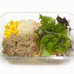 セブンイレブンの大根おろしとツナの和風パスタサラダを比較する。税込価格：322円、カロリー：300kcal、1円あたりカロリー：0.93kcal/円、たんぱく質：13.9g、1円あたりたんぱく質：0.04g/円、脂質：8.1g、炭水化物：45g、糖質：40.6g、食物繊維：4.4g、食塩相当量：4g。ツナにマヨネーズと玉ねぎマリネを合わせたツナサラダと大根おろしのパスタサラダです。青じそドレッシングでお召し上がりください。アレルギー：卵、小麦。