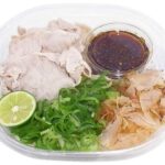 すだちとおろしポン酢の豚しゃぶうどん セブンイレブン しなやかで弾力のあるうどんに、豚しゃぶ、すだち、青ねぎ、花かつおを合わせた冷たいうどんです。おろしポン酢をかけて、さっぱりとした味わいをお楽しみください。