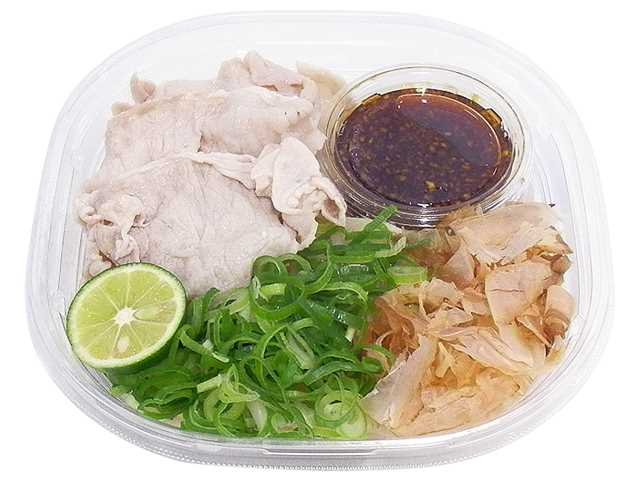 すだちとおろしポン酢の豚しゃぶうどん セブンイレブン しなやかで弾力のあるうどんに、豚しゃぶ、すだち、青ねぎ、花かつおを合わせた冷たいうどんです。おろしポン酢をかけて、さっぱりとした味わいをお楽しみください。