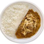 セブンイレブンの豚しゃぶカレーを比較する。税込価格：646円、カロリー：670kcal、1円あたりカロリー：1.04kcal/円、たんぱく質：18.2g、1円あたりたんぱく質：0.03g/円、脂質：28.9g、炭水化物：87.7g、糖質：81g、食物繊維：6.7g、食塩相当量：4.5g。ふんわり煮た豚しゃぶ肉を盛り付けたポークカレーです。カレールーには玉葱、りんごの自然な甘みと豚肉の旨味が詰まったコクのある味付けにしております。アレルギー：乳、小麦。