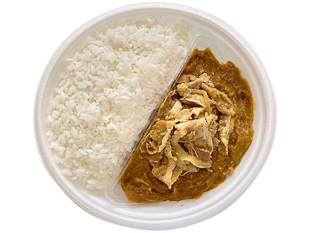 セブンイレブンの豚しゃぶカレーを比較する。税込価格：646円、カロリー：670kcal、1円あたりカロリー：1.04kcal/円、たんぱく質：18.2g、1円あたりたんぱく質：0.03g/円、脂質：28.9g、炭水化物：87.7g、糖質：81g、食物繊維：6.7g、食塩相当量：4.5g。ふんわり煮た豚しゃぶ肉を盛り付けたポークカレーです。カレールーには玉葱、りんごの自然な甘みと豚肉の旨味が詰まったコクのある味付けにしております。アレルギー：乳、小麦。