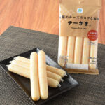 ファミリーマートの4種のチーズのコクと旨味 チーかま®を比較する。税込価格：398円。魚肉ソーセージに4種のチーズが入ったチーズ入りかまぼこ「チーかま®」です。