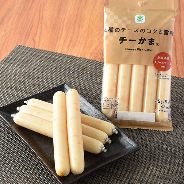 ファミリーマートの4種のチーズのコクと旨味 チーかま®を比較する。税込価格：398円。魚肉ソーセージに4種のチーズが入ったチーズ入りかまぼこ「チーかま®」です。