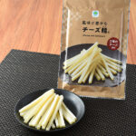 ファミリーマートの風味が豊かなチーズ鱈®を比較する。税込価格：420円。チェダーチーズとサムソーチーズの2種類のチーズを使用しました。