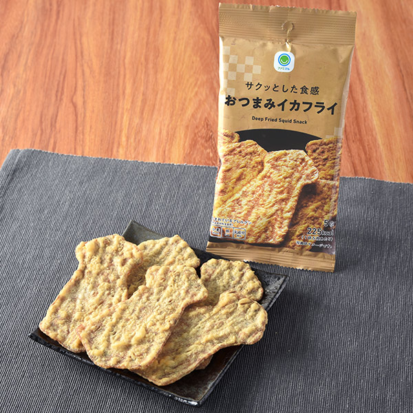 ファミリーマートのサクッとした食感おつまみイカフライ。税込価格：118円。サクッとした食感が特徴のイカの形をしたフライおつまみです。