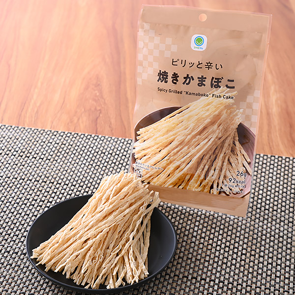 ファミリーマートのピリッと辛い焼きかまぼこ。税込価格：118円。唐辛子の辛さがあとひくおいしさの、ピリ辛焼きかまぼこです。