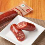 ファミリーマートのかぶりつきカルパス 辛口。税込価格：130円。肉の旨みを強く出しながらも、ピリッと辛い味わいです。
