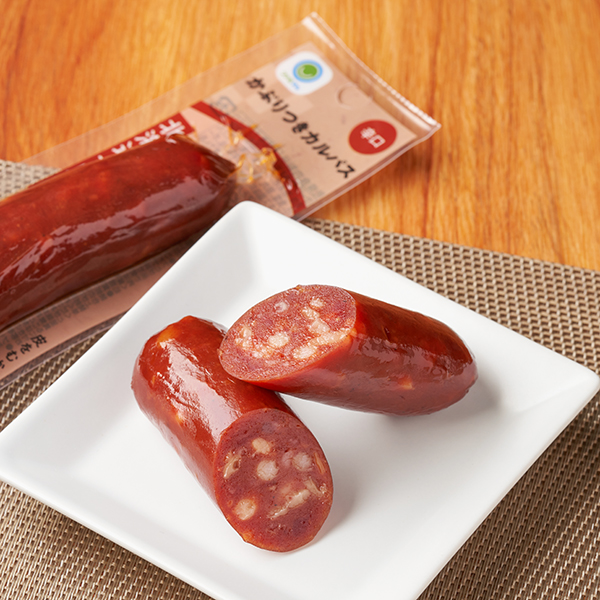 ファミリーマートのかぶりつきカルパス 辛口。税込価格：130円。肉の旨みを強く出しながらも、ピリッと辛い味わいです。