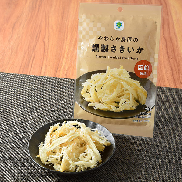 ファミリーマートのやわらか身厚の燻製さきいかを比較する。税込価格：398円。肉厚のいかを桜チップで香り豊かにスモークしたさきいかです。