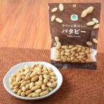 ファミリーマートのカリッと香ばしいバタピーを比較する。税込価格：180円。粒ぞろいの大粒伝統種ピーナッツを使用しました。カリッと香ばしく、上品な味わいです。味付けはバターオイルと焼き塩で味付けました。
