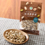 ファミリーマートのカリッとローストピスタチオを比較する。税込価格：398円。カリフォルニア産ピスタチオを国内産藻塩で味付けしました。