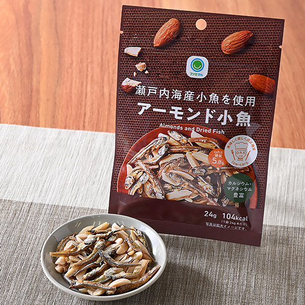 ファミリーマートの瀬戸内海産小魚を使用アーモンド小魚を比較する。税込価格：180円。ごま付の瀬戸内海産小魚と細切りアーモンドをミックスした、素材の味を活かしつつ、甘みのある味付けです。