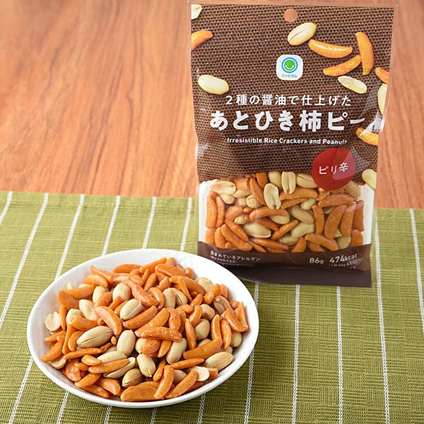 ファミリーマートの2種の醤油で仕上げたあとひき柿ピーを比較する。税込価格：180円。たまり醤油と濃口醤油でピリ辛に味付けた柿の種と、国内加工の香ばしいバタピーを合わせた豆菓子です。