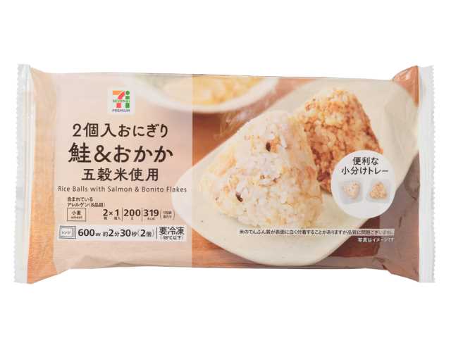 セブンイレブンの７Ｐ ２個入おにぎり 鮭＆おかかを比較する。税込価格：214円、カロリー：164kcal、1円あたりカロリー：0.77kcal/円、たんぱく質：4.8g、1円あたりたんぱく質：0.02g/円、脂質：1.2g、炭水化物：34.2g、糖質：32.5g、食物繊維：1.7g、食塩相当量：1.6g。昆布とかつおの旨味が効いた五穀米を使用した、２個入おにぎり（鮭，おかか）です。アレルギー：小麦。