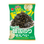 ファミリーマートのひざつき ぶっかけ韓国のりせんべいあおさ120％を比較する。税込価格：159円。ザクザク食感の生地にあおさを練り込み、韓国のりパウダーを掛けたのり好きにはたまらない濃厚な味わいです。 ［ファミリーマート先行発売・数量限定］。