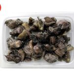 セブンイレブンの鶏の炭火焼（柚子こしょう付）を比較する。税込価格：441円、カロリー：215kcal、1円あたりカロリー：0.49kcal/円、たんぱく質：26.8g、1円あたりたんぱく質：0.06g/円、脂質：11.9g、炭水化物：0.2g、糖質：0g、食物繊維：0.2g、食塩相当量：2.1g。親鳥の鶏もも肉とむね肉を炭火で焼いたおつまみ商品です。アレルギー：なし。