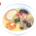 セブンイレブンのあごだし仕立ての茶碗蒸しを比較する。税込価格：354円、カロリー：94kcal、1円あたりカロリー：0.27kcal/円、たんぱく質：10g、1円あたりたんぱく質：0.03g/円、脂質：4.6g、炭水化物：3.6g、糖質：2.8g、食物繊維：0.8g、食塩相当量：1.9g。なめらかな口当たりで、だしの香りや旨みが感じられる茶碗蒸しです。アレルギー：卵、小麦、えび、かに。