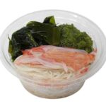 セブンイレブンの三陸産わかめとめかぶの春雨サラダを比較する。税込価格：279円、カロリー：96kcal、1円あたりカロリー：0.34kcal/円、たんぱく質：3.9g、1円あたりたんぱく質：0.01g/円、脂質：0.5g、炭水化物：19.9g、糖質：17.8g、食物繊維：2.1g、食塩相当量：2.2g。三陸産のわかめ、めかぶを盛りつけた春雨サラダです。だし醤油ジュレでさっぱりと食べていただける味わいです。アレルギー：卵、小麦、かに。