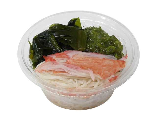 セブンイレブンの三陸産わかめとめかぶの春雨サラダを比較する。税込価格：279円、カロリー：96kcal、1円あたりカロリー：0.34kcal/円、たんぱく質：3.9g、1円あたりたんぱく質：0.01g/円、脂質：0.5g、炭水化物：19.9g、糖質：17.8g、食物繊維：2.1g、食塩相当量：2.2g。三陸産のわかめ、めかぶを盛りつけた春雨サラダです。だし醤油ジュレでさっぱりと食べていただける味わいです。アレルギー：卵、小麦、かに。
