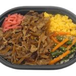セブンイレブンの牛ごぼう御飯 豊西牛使用を比較する。税込価格：464円、カロリー：389kcal、1円あたりカロリー：0.84kcal/円、たんぱく質：9g、1円あたりたんぱく質：0.02g/円、脂質：12.9g、炭水化物：61.5g、糖質：57g、食物繊維：4.5g、食塩相当量：3.1g。もち麦を混ぜた御飯の上に十勝のブランド牛「豊西牛」を使用した甘辛い牛ごぼうや玉子そぼろなどを盛り付けた、お肉と野菜の旨みを感じられるミニサイズのお弁当です。アレルギー：卵、小麦。