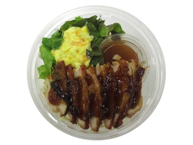 セブンイレブンの照り焼きチキンパスタサラダ たまごサラダ入りを比較する。税込価格：397円、カロリー：356kcal、1円あたりカロリー：0.90kcal/円、たんぱく質：20.5g、1円あたりたんぱく質：0.05g/円、脂質：12.9g、炭水化物：41.6g、糖質：37.4g、食物繊維：4.2g、食塩相当量：3.3g。照り焼きチキンとたまごサラダを組み合わせたパスタサラダです。さっぱりとした柑橘系の和風ドレッシングをかけてお召し上がりください。アレルギー：卵、小麦。