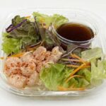セブンイレブンのプリプリ海老のパスタサラダを比較する。税込価格：365円、カロリー：301kcal、1円あたりカロリー：0.82kcal/円、たんぱく質：13.6g、1円あたりたんぱく質：0.04g/円、脂質：7.3g、炭水化物：47.3g、糖質：43.2g、食物繊維：4.1g、食塩相当量：4.4g。海老がメイン具材の野菜と一緒に食べられるパスタサラダです。ピリ辛の和風ドレッシングをかけてお召し上がりください。アレルギー：卵、小麦、えび。