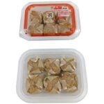 セブンイレブンのたんぱく質が摂れる 肉焼売を比較する。税込価格：322円、カロリー：231kcal、1円あたりカロリー：0.72kcal/円、たんぱく質：21.4g、1円あたりたんぱく質：0.07g/円、脂質：5.1g、炭水化物：26g、糖質：23.6g、食物繊維：2.4g、食塩相当量：1.8g。豚肉と鶏むね肉をブレンドした挽肉を使用し、ごろっとした肉感と滑らかな口当たりに仕立てました。シンプルな味付けで肉本来の旨味と、帆立のコクを引き立てた焼売です。アレルギー：小麦。