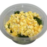 セブンイレブンのブロッコリーと野菜タルタルのミモザサラダを比較する。税込価格：300円、カロリー：174kcal、1円あたりカロリー：0.58kcal/円、たんぱく質：6.4g、1円あたりたんぱく質：0.02g/円、脂質：14.3g、炭水化物：5.9g、糖質：3.7g、食物繊維：2.2g、食塩相当量：1.2g。ブロッコリーと玉子、タルタルソースを盛り付けた彩りの良いサラダです。アレルギー：卵。