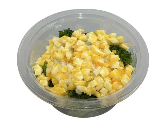 セブンイレブンのブロッコリーと野菜タルタルのミモザサラダを比較する。税込価格：300円、カロリー：174kcal、1円あたりカロリー：0.58kcal/円、たんぱく質：6.4g、1円あたりたんぱく質：0.02g/円、脂質：14.3g、炭水化物：5.9g、糖質：3.7g、食物繊維：2.2g、食塩相当量：1.2g。ブロッコリーと玉子、タルタルソースを盛り付けた彩りの良いサラダです。アレルギー：卵。