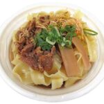 セブンイレブンの刀削風台湾牛肉麺 香るコク旨醤油味を比較する。税込価格：646円、カロリー：412kcal、1円あたりカロリー：0.64kcal/円、たんぱく質：20g、1円あたりたんぱく質：0.03g/円、脂質：9.3g、炭水化物：65.3g、糖質：59g、食物繊維：6.3g、食塩相当量：9.6g。台湾で親しまれている麺料理、醤油をベースに豆板醤や五香粉などの味付けされた牛肉麺。アレルギー：卵、小麦。