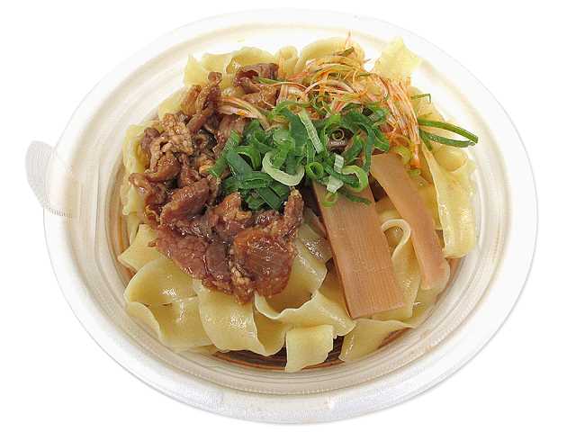 セブンイレブンの刀削風台湾牛肉麺 香るコク旨醤油味を比較する。税込価格：646円、カロリー：412kcal、1円あたりカロリー：0.64kcal/円、たんぱく質：20g、1円あたりたんぱく質：0.03g/円、脂質：9.3g、炭水化物：65.3g、糖質：59g、食物繊維：6.3g、食塩相当量：9.6g。台湾で親しまれている麺料理、醤油をベースに豆板醤や五香粉などの味付けされた牛肉麺。アレルギー：卵、小麦。