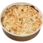 セブンイレブンの４種のチーズとろけるマカロニグラタンを比較する。税込価格：356円、カロリー：376kcal、1円あたりカロリー：1.05kcal/円、たんぱく質：18.3g、1円あたりたんぱく質：0.05g/円、脂質：13.8g、炭水化物：46.1g、糖質：43g、食物繊維：3.1g、食塩相当量：2.8g。牛乳のコクやチーズの旨味を感じられるホワイトソースに４種のチーズをかけて焼き上げたグラタンです。アレルギー：乳、小麦。