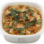 セブンイレブンのスタミナ豚にら丼を比較する。税込価格：678円、カロリー：588kcal、1円あたりカロリー：0.87kcal/円、たんぱく質：16.9g、1円あたりたんぱく質：0.02g/円、脂質：18.4g、炭水化物：91.1g、糖質：86.4g、食物繊維：4.7g、食塩相当量：3.4g。豚肉とにら、キャベツやにんにくの芽を香ばしく炒めて甘辛いタレで味付けをした食べ応えのある丼ぶりです。アレルギー：小麦。
