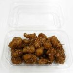 セブンイレブンのごまごまチキンを比較する。税込価格：430円、カロリー：411kcal、1円あたりカロリー：0.96kcal/円、たんぱく質：18.2g、1円あたりたんぱく質：0.04g/円、脂質：23.3g、炭水化物：32.8g、糖質：31.6g、食物繊維：1.2g、食塩相当量：1.9g。ひと口大にカットした鶏モモ肉を油で揚げ、胡椒の効いた甘辛のたれを和えたおつまみに最適な惣菜です。アレルギー：小麦。
