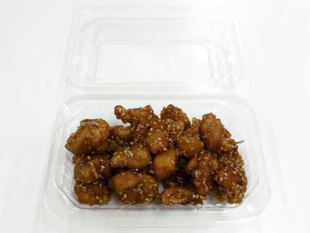 セブンイレブンのごまごまチキンを比較する。税込価格：430円、カロリー：411kcal、1円あたりカロリー：0.96kcal/円、たんぱく質：18.2g、1円あたりたんぱく質：0.04g/円、脂質：23.3g、炭水化物：32.8g、糖質：31.6g、食物繊維：1.2g、食塩相当量：1.9g。ひと口大にカットした鶏モモ肉を油で揚げ、胡椒の効いた甘辛のたれを和えたおつまみに最適な惣菜です。アレルギー：小麦。