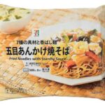 セブンイレブンの７プレミアム 五目あんかけ焼そばを比較する。税込価格：430円、カロリー：465kcal、1円あたりカロリー：1.08kcal/円、たんぱく質：13.6g、1円あたりたんぱく質：0.03g/円、脂質：15.6g、炭水化物：70g、糖質：65.2g、食物繊維：4.8g、食塩相当量：4.2g。７種の具材が入ったあんかけ焼きそばです。アレルギー：卵、乳、小麦、えび。