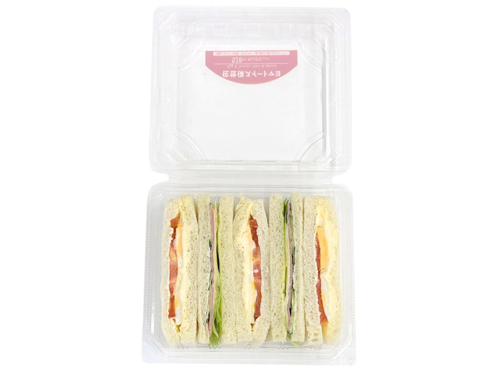 セブンイレブンの佐世保スイートマヨサンドを比較する。税込価格：570円、カロリー：480kcal、1円あたりカロリー：0.84kcal/円、たんぱく質：10.1g、1円あたりたんぱく質：0.02g/円、脂質：32.6g、炭水化物：37.7g、糖質：35.6g、食物繊維：2.1g、食塩相当量：1.5g。佐世保で人気の甘いマヨネーズを使用した、ボックスタイプのサンドイッチです。アレルギー：卵、乳、小麦。