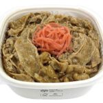 セブンイレブンの豚めし 紅生姜盛りを比較する。税込価格：689円、カロリー：561kcal、1円あたりカロリー：0.81kcal/円、たんぱく質：17.6g、1円あたりたんぱく質：0.03g/円、脂質：18.3g、炭水化物：83.1g、糖質：79.6g、食物繊維：3.5g、食塩相当量：3.9g。豚バラ肉を割下と玉ねぎの煮汁でふんわりと煮た豚肉に紅生姜をたっぷり盛った商品です。アレルギー：小麦。