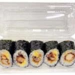 セブンイレブンの鶏唐揚げマヨネーズ巻５巻を比較する。税込価格：583円、カロリー：602kcal、1円あたりカロリー：1.03kcal/円、たんぱく質：12.3g、1円あたりたんぱく質：0.02g/円、脂質：23.2g、炭水化物：87.7g、糖質：84.2g、食物繊維：3.5g、食塩相当量：4.7g。ジューシーな鶏唐揚げと、コクのあるマヨネーズを組み合わせた巻き寿司です。アレルギー：卵、乳、小麦。